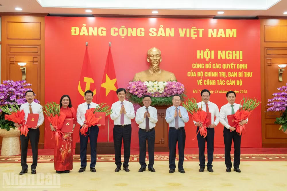 Ủy viên Bộ Chính trị, Thường trực Ban Bí thư Trần Cẩm Tú trao các quyết định; các đồng chí: Nguyễn Duy Ngọc, Nguyễn Thanh Nghị tặng hoa chúc mừng các đồng chí được nhận nhiệm vụ mới. Ảnh: nhandan.vn