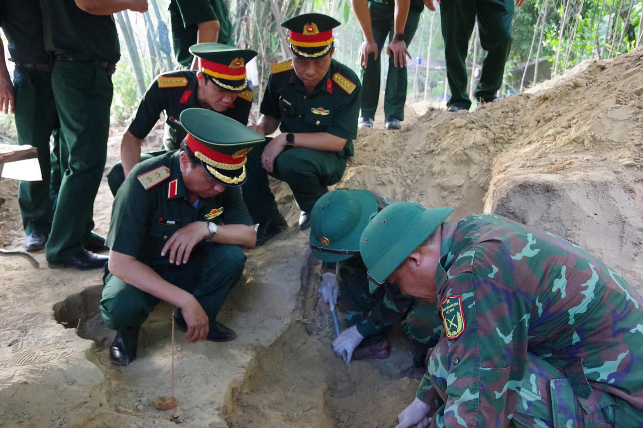 Trung tướng Hà Thọ Bình kiểm tra, động viên cán bộ, nhân viên Đội Quy tập 584, Đội Quy tập 589 và các lực lượng làm nhiệm vụ tại khu vực Câu Nhi, xã Nam Hải Lăng. (Ảnh: Xuân Diện).