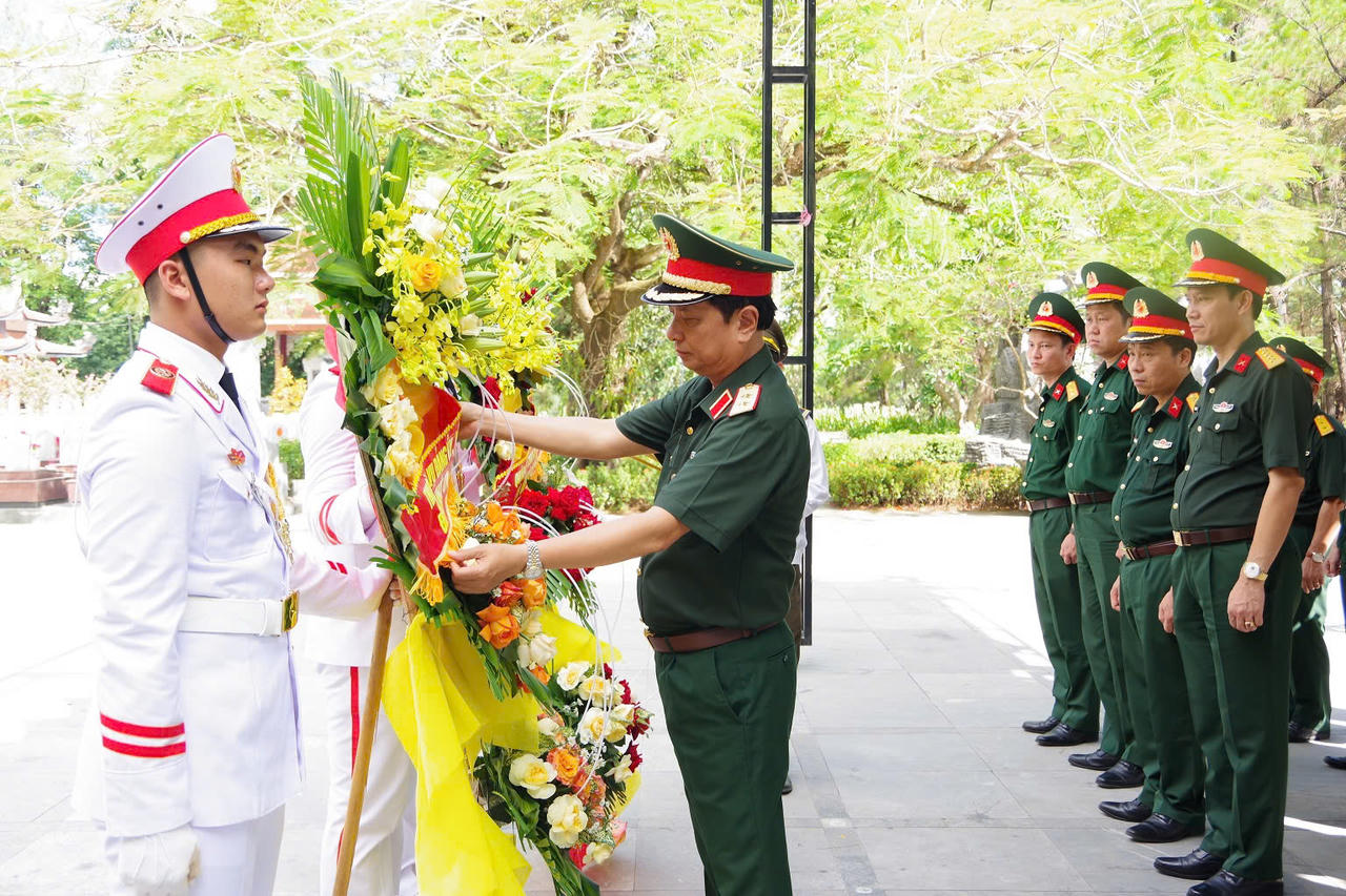 Tư lệnh Quân khu 4 tri ân Anh hùng liệt sĩ, kiểm tra khu vực vừa quy tập 7 hài cốt tại Quảng Trị