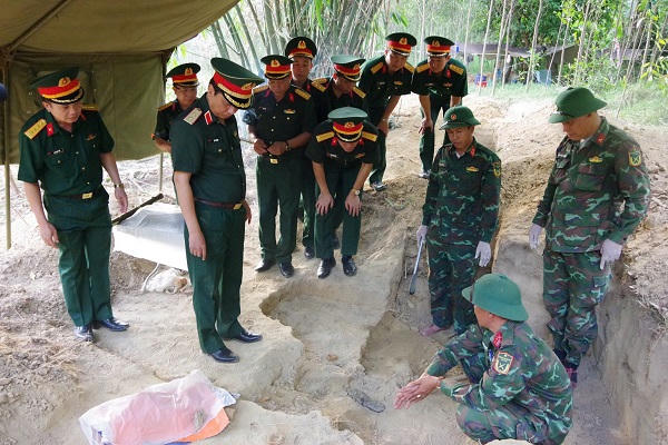 Tư lệnh Quân khu 4 tri ân Anh hùng liệt sĩ, kiểm tra khu vực vừa quy tập 7 hài cốt tại Quảng Trị