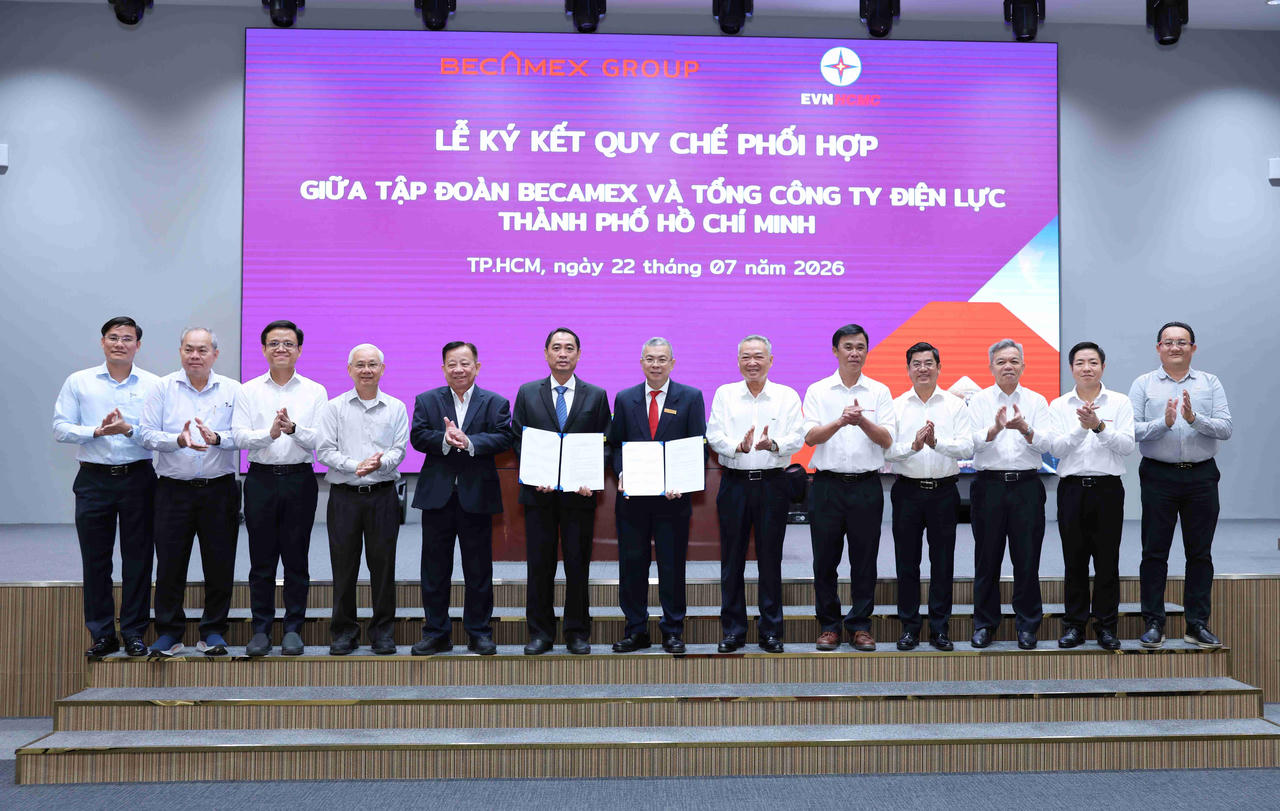 Tổng giám đốc EVNHCMC và Tổng giám đốc Becamex Group thực hiện nghi thức ký kết Quy chế phối hợp dưới sự chứng kiến của lãnh đạo hai đơn vị.