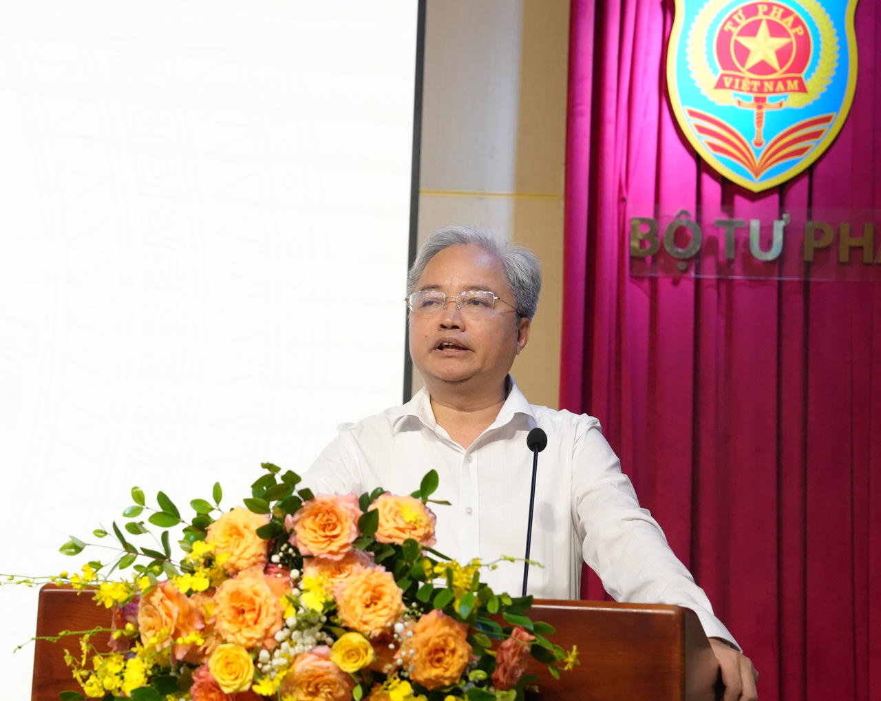 Phó Bí thư chuyên trách Nguyễn Quang Thái phát biểu tại buổi gặp mặt.