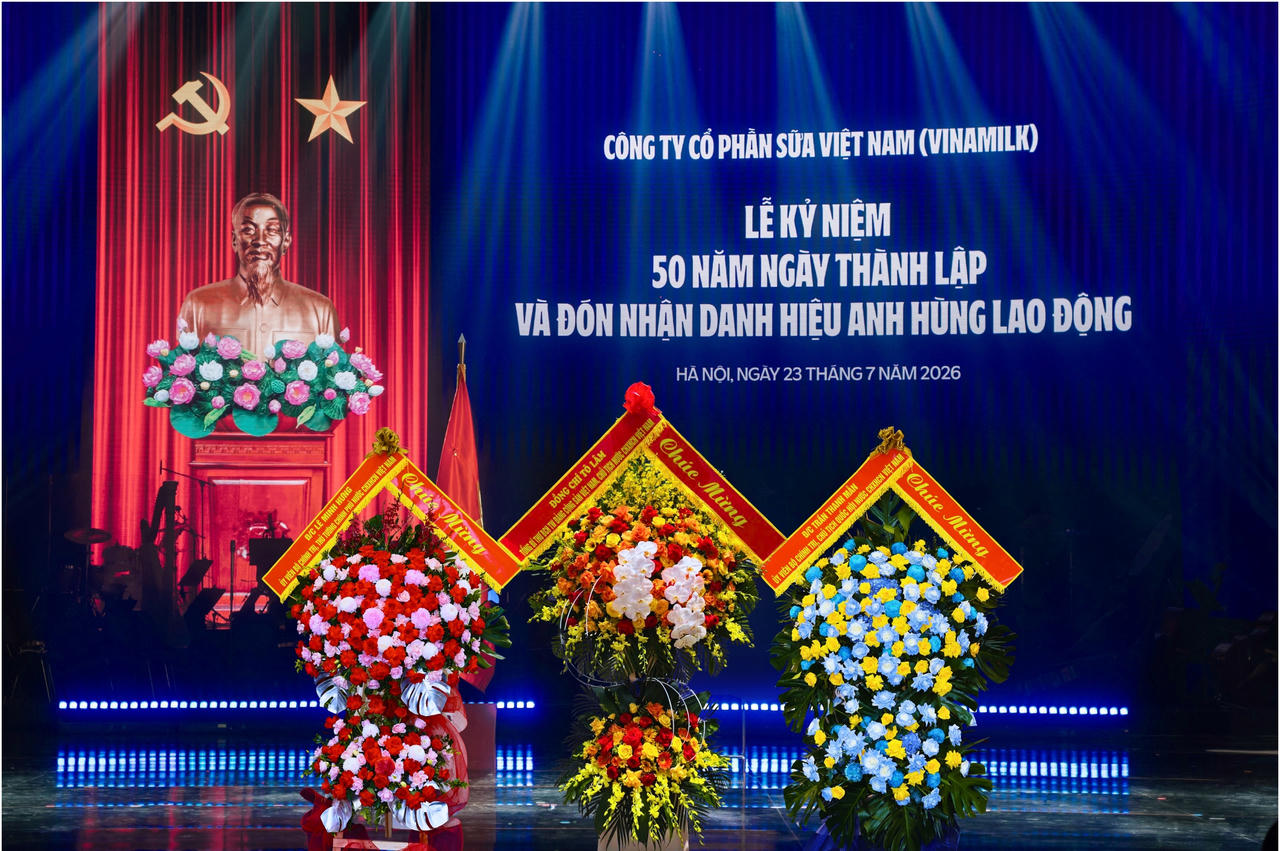 Vinamilk vô cùng vinh dự và tự hào được đón nhận những lẵng hoa chúc mừng từ lãnh đạo, nguyên lãnh đạo Đảng và Nhà nước (Ảnh: Minh Anh).