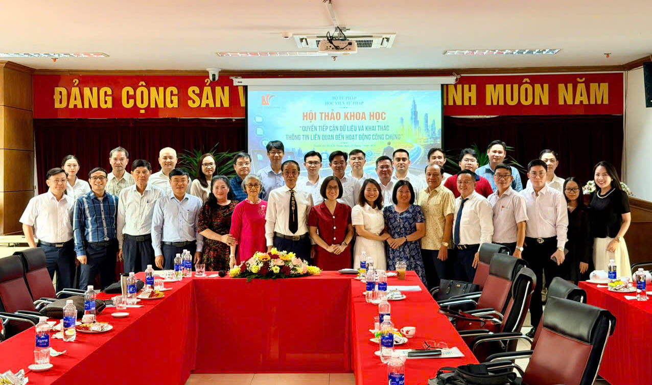 Các đại biểu chụp ảnh lưu niệm tại Hội thảo khoa học với chủ đề quyền tiếp cận cơ sở dữ liệu và khai thác thông tin trong hoạt động công chứng. Ảnh : HVTP