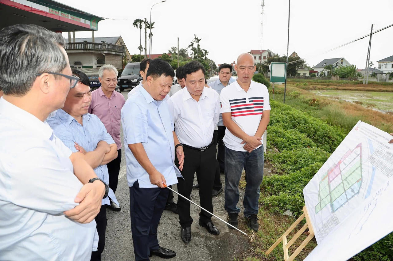 Phó Chủ tịch UBND TP Hải Phòng Lê Trung Kiên kiểm tra tiến độ Dự án Khu công nghiệp Trấn Dương - Hòa Bình (Khu A).  (Ảnh: CTTĐT TP HP)