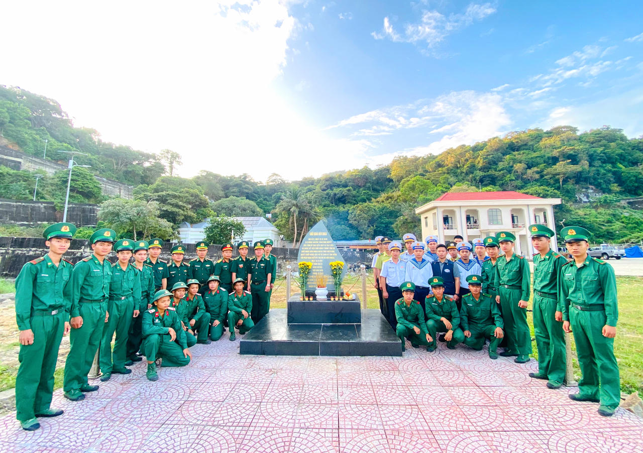 Cán bộ, chiến sĩ Đồn Biên phòng Hòn Khoai cùng các lực lượng làm nhiệm vụ trên đảo Hòn Khoai dâng hoa, dâng hương tưởng niệm các Anh hùng liệt sĩ tại bia tưởng niệm trên đảo - Ảnh: Tá Yên.