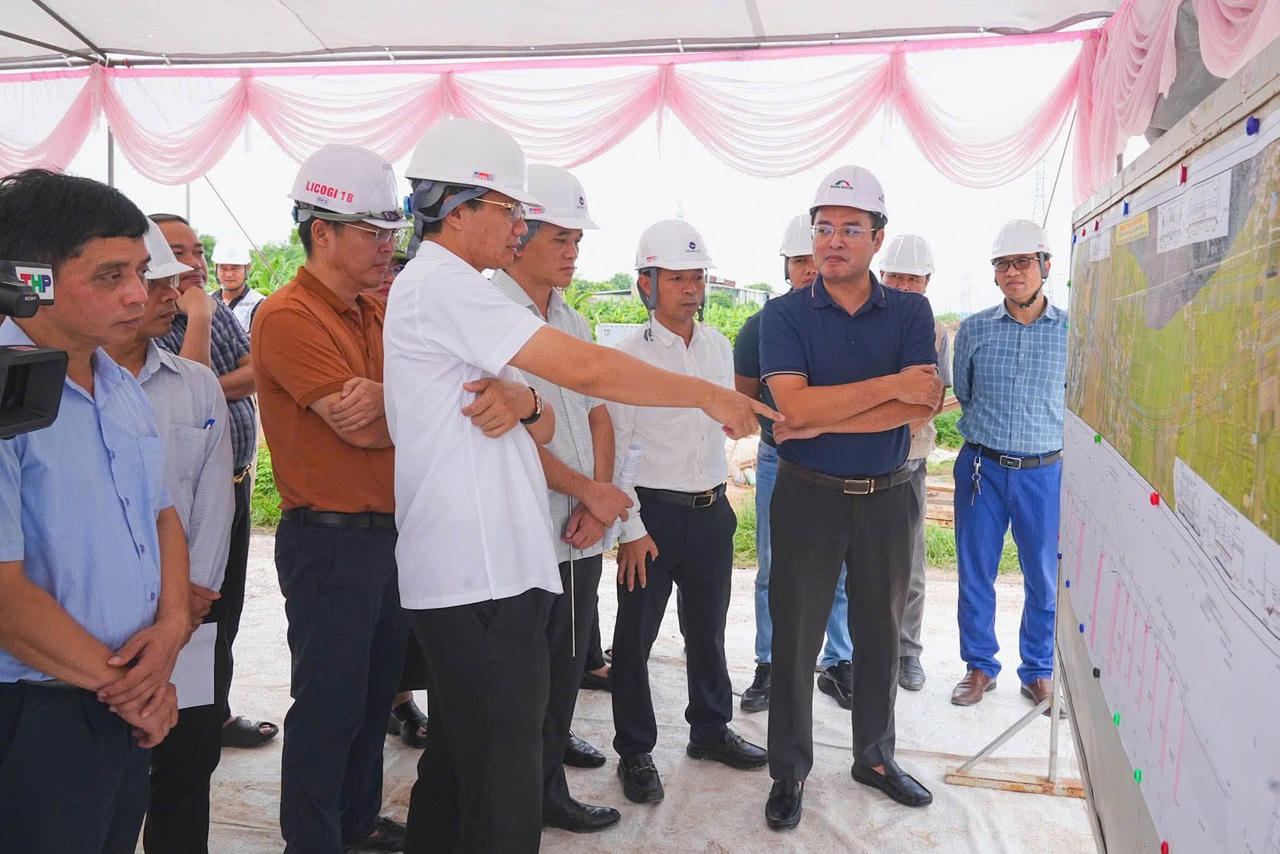 Lãnh đạo UBND TP Hải Phòng kiểm tra thực địa, chỉ đạo đẩy nhanh tiến độ các dự án giao thông trọng điểm.  (Ảnh: CTTĐT TP HP)