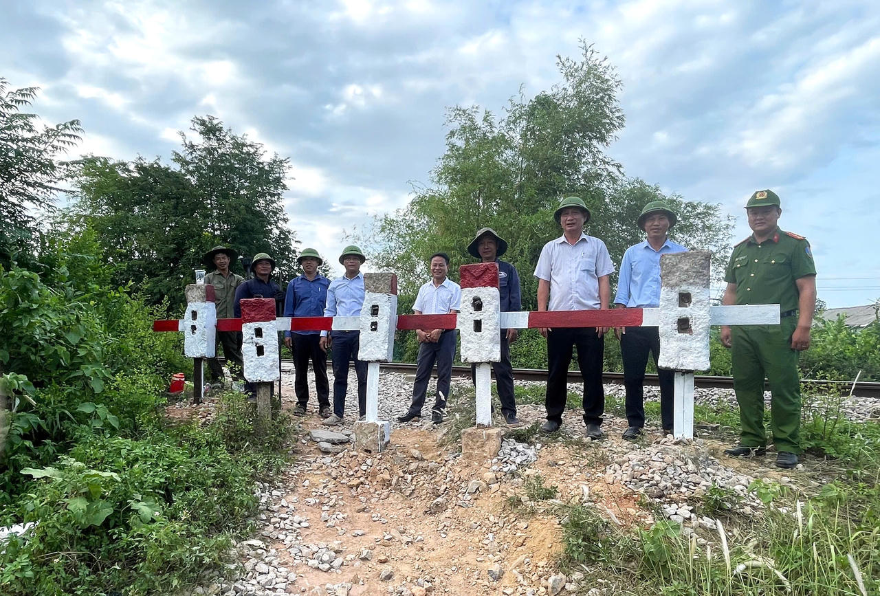 Các đơn vị phối hợp kiểm tra, hoàn thiện việc xóa bỏ lối đi tự mở trên tuyến đường sắt. (Ảnh: M.P).