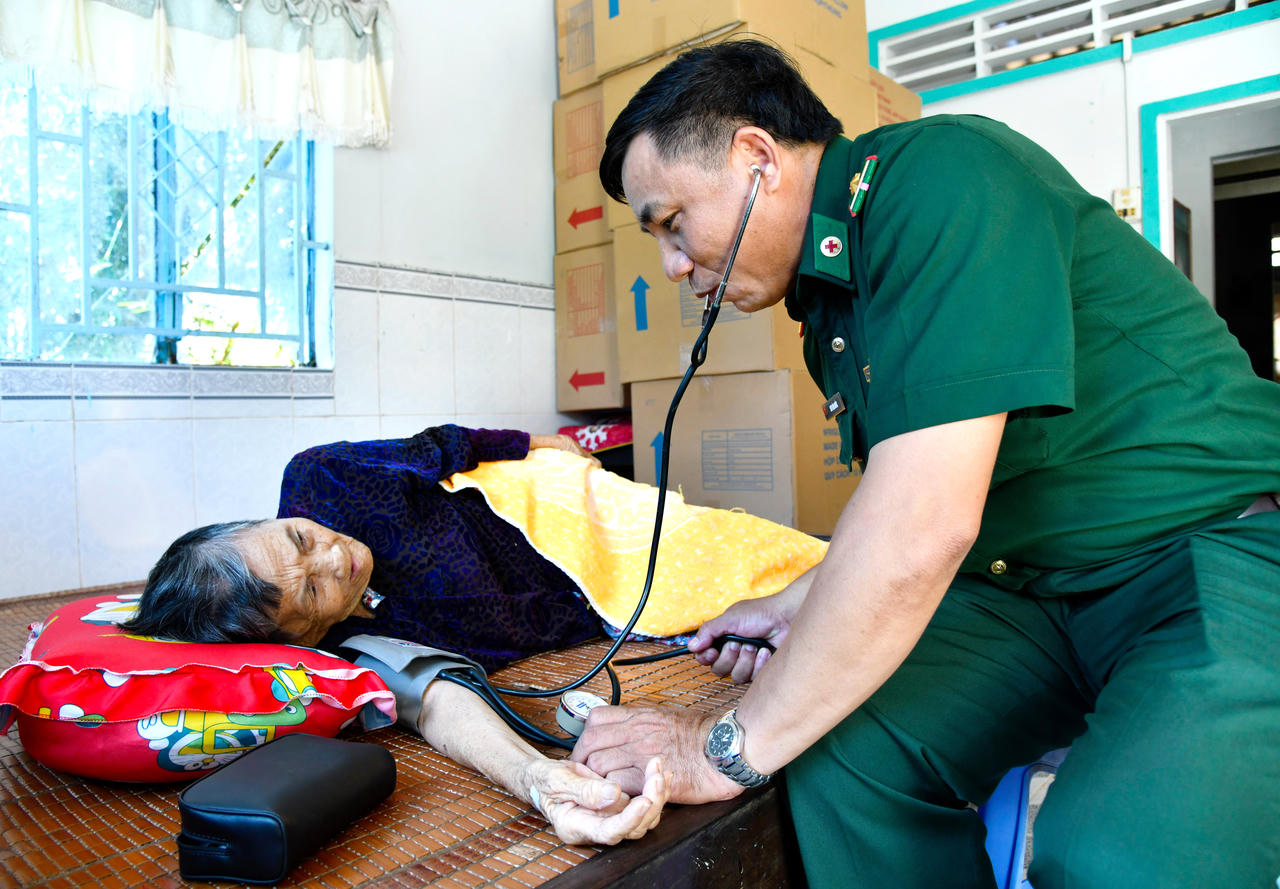 Quân y Đồn Biên phòng Nhà Mát khám bệnh, cấp phát thuốc miễn phí cho vợ Anh hùng Lực lượng vũ trang nhân dân Lý Hữu Trí (phường Bạc Liêu) - Ảnh: Tá Yên.