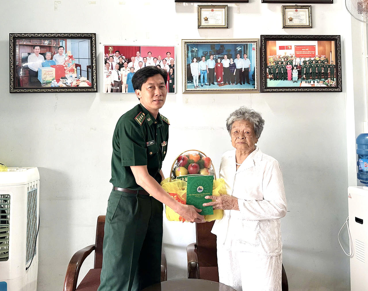 Thượng tá Lê Hoàng On - Phó Chủ nhiệm Chính trị Ban Chỉ huy BĐBP tỉnh Cà Mau thăm hỏi, tặng quà Mẹ Việt Nam anh hùng Nguyễn Kim Mai (khóm 7, phường Tân Thành) - Ảnh: Tá Yên.
