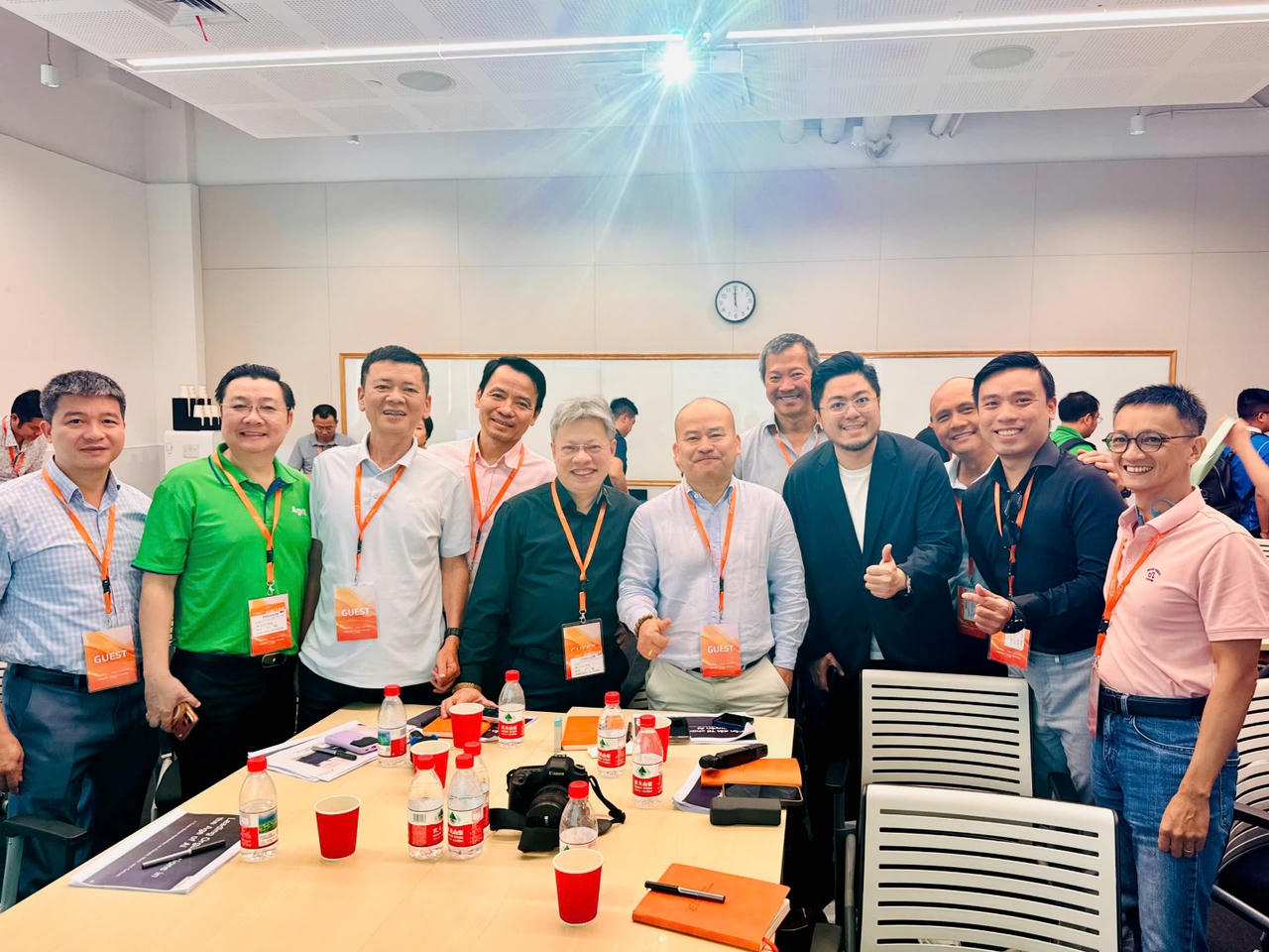 Các CEO chụp ảnh cùng diễn giả sau buổi học