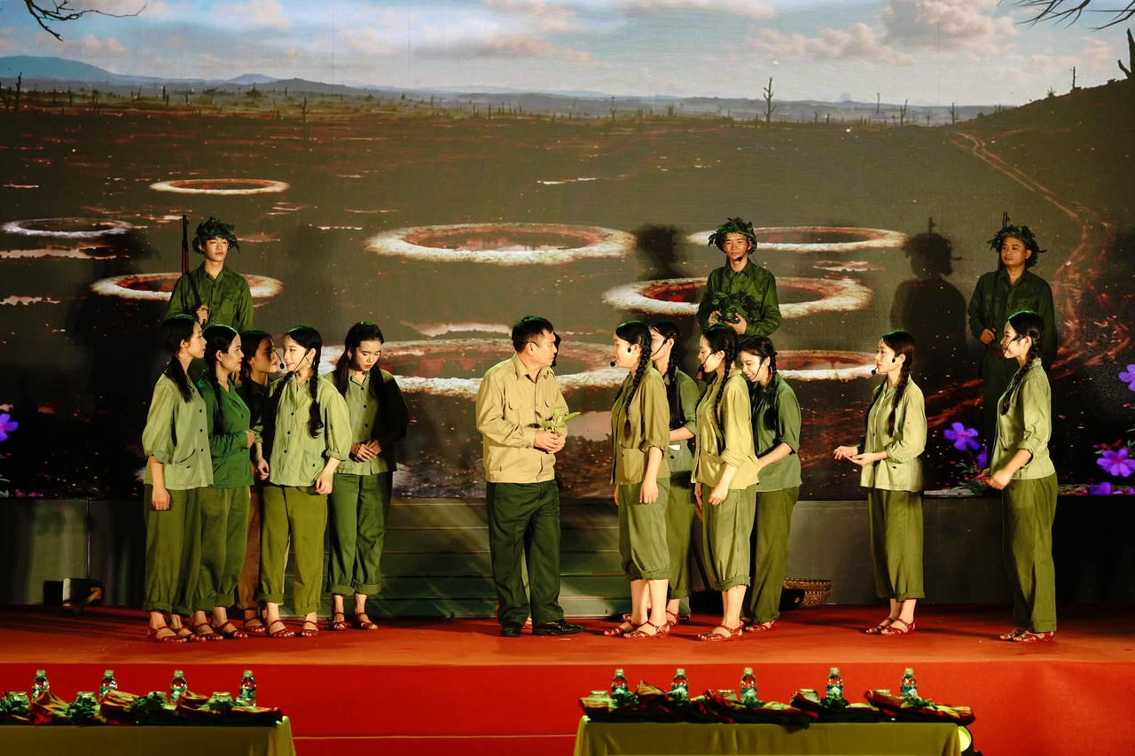 Chương trình nghệ thuật "Khoảng trời con gái" với những làn điệu dân ca ví, giặm đã tái hiện chân thực, xúc động hình ảnh 10 nữ anh hùng liệt sĩ thanh niên xung phong Ngã ba Đồng Lộc. Ảnh: Tỉnh đoàn HT