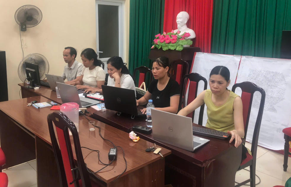 Tổ công tác xã Tây Phương tiếp nhận, rà soát hồ sơ phục vụ hoàn thiện cơ sở dữ liệu đất đai.