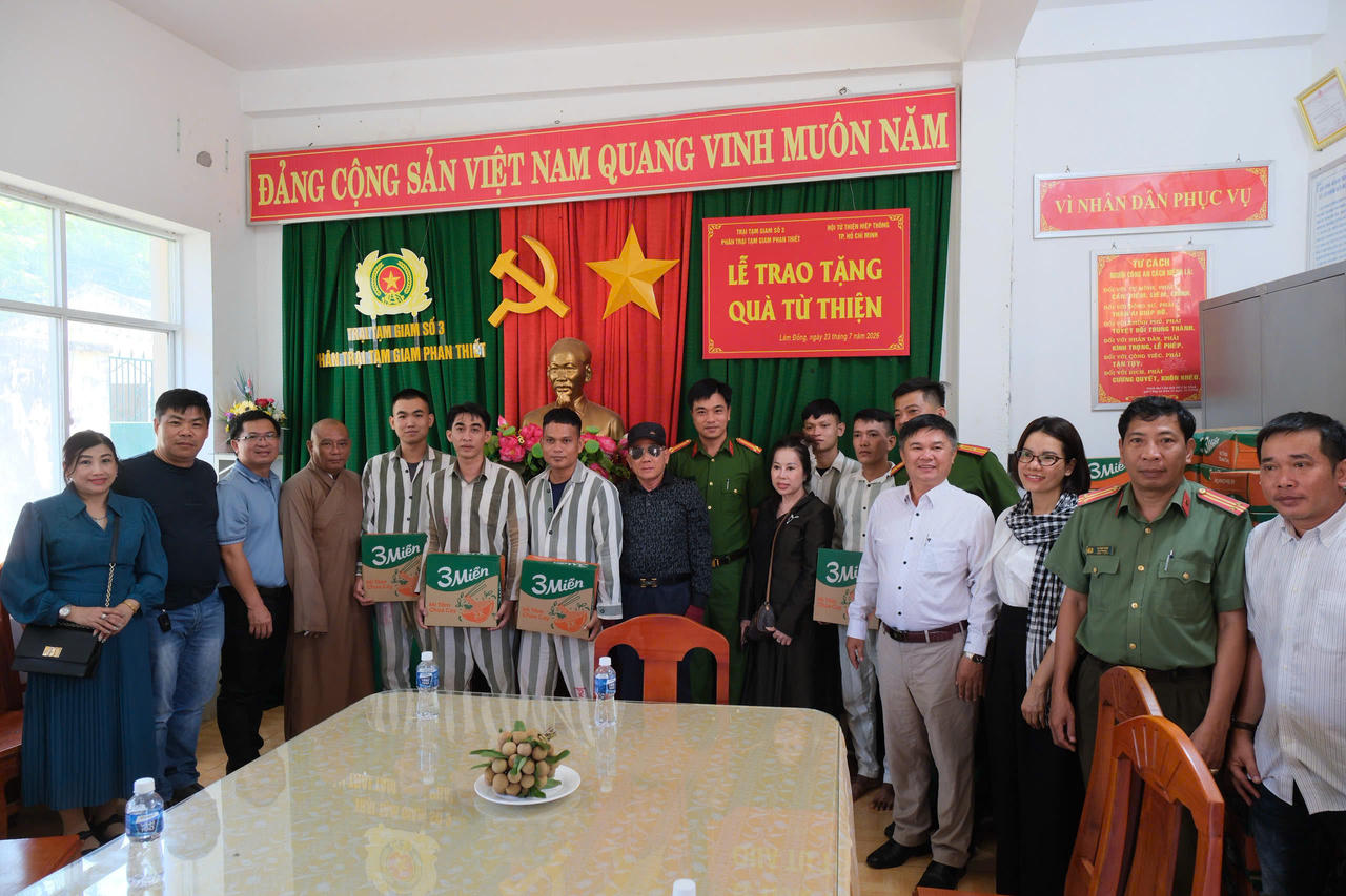 HTT Hiệp Thông tặng 100 thùng mì tôm và các nhu yếu phẩm khác như dầu ăn, mì chính, nước tương cho Phân trại tạm giam Phan Thiết thuộc Trại tạm giam số 3 Công an tỉnh Lâm Đồng. (Ảnh: Thiên Ấn)