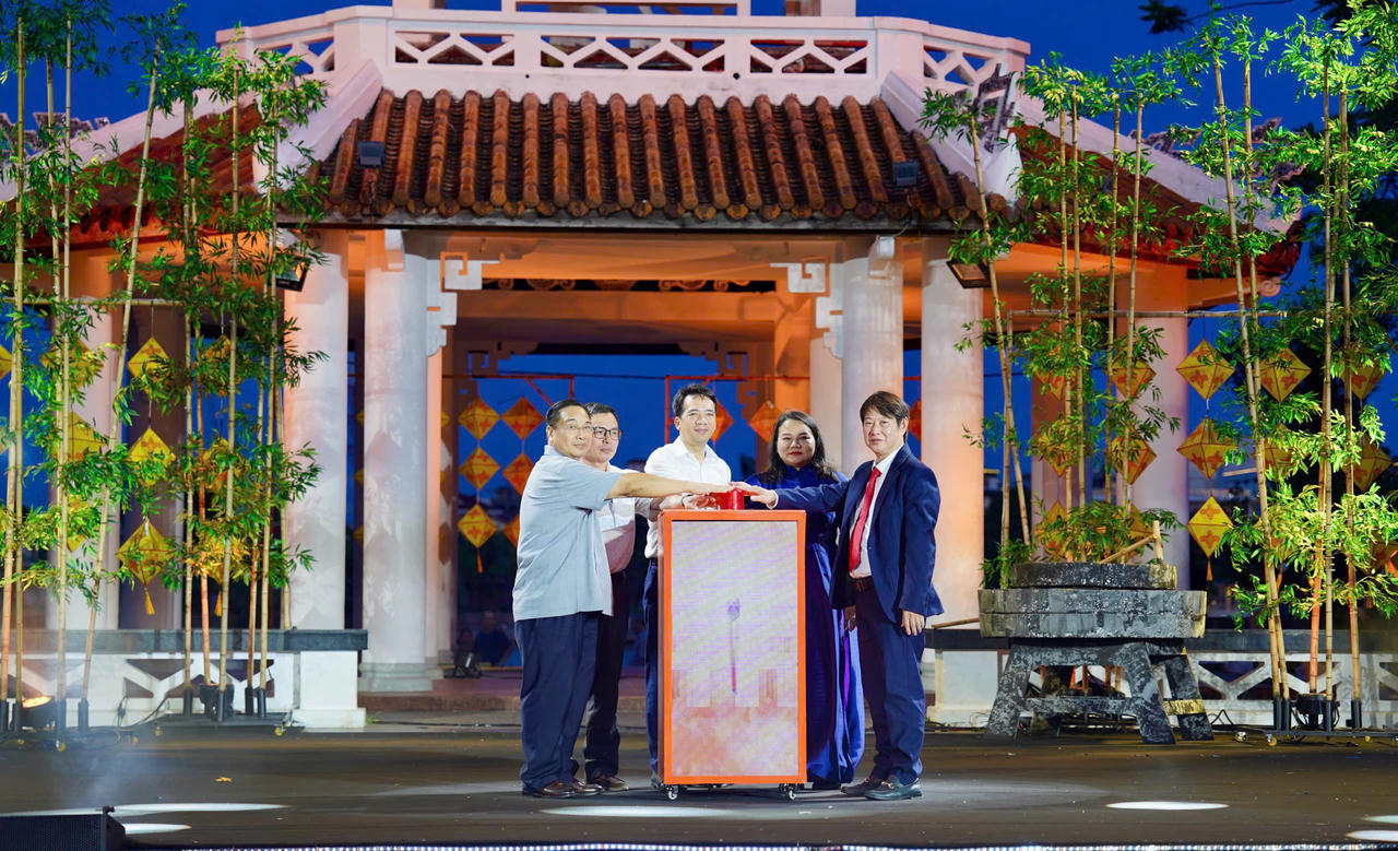 Các đại biểu thực hiện nghi thức khai mạc chương trình. (Ảnh: Thùy Nhung).