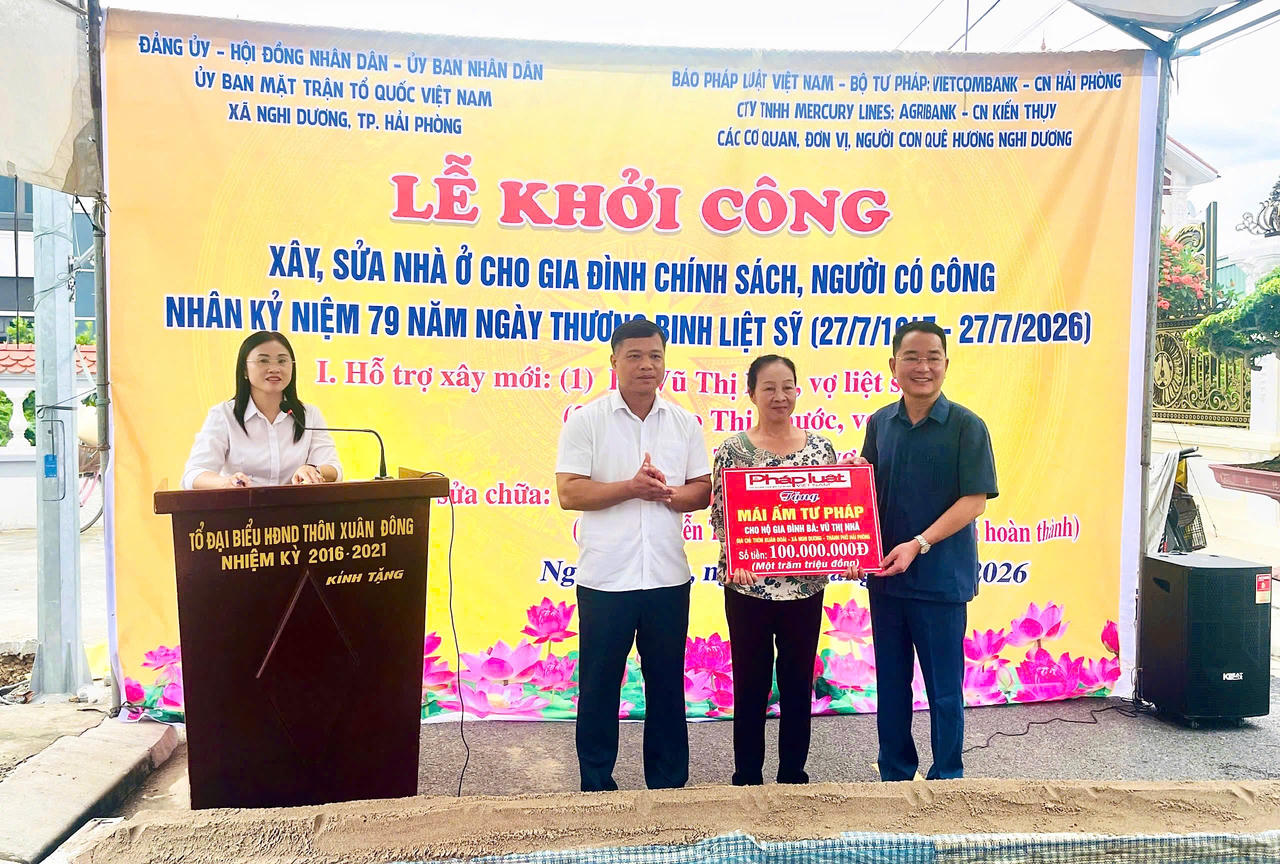 Tiến sĩ Vũ Hoài Nam - Tổng biên tập Báo Pháp luật Việt Nam trao tặng Mái ấm Tư Pháp cho đại diện gia đình bà Vũ Thị Nhã.