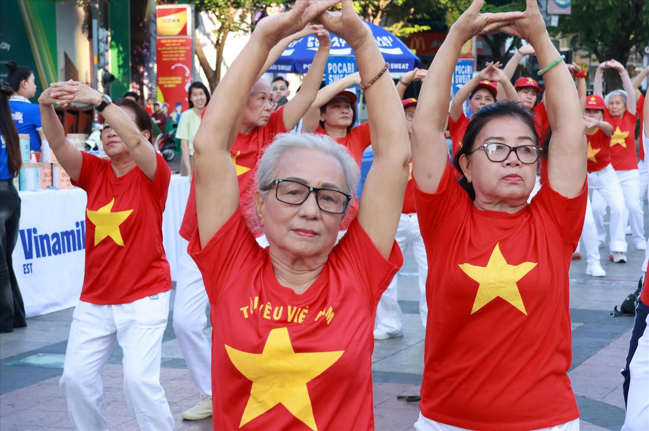 Người cao tuổi tham gia đồng diễn dưỡng sinh, lan tỏa lối sống khỏe 
đến cộng đồng. (Ảnh: Đinh Hằng - TTXVN)
