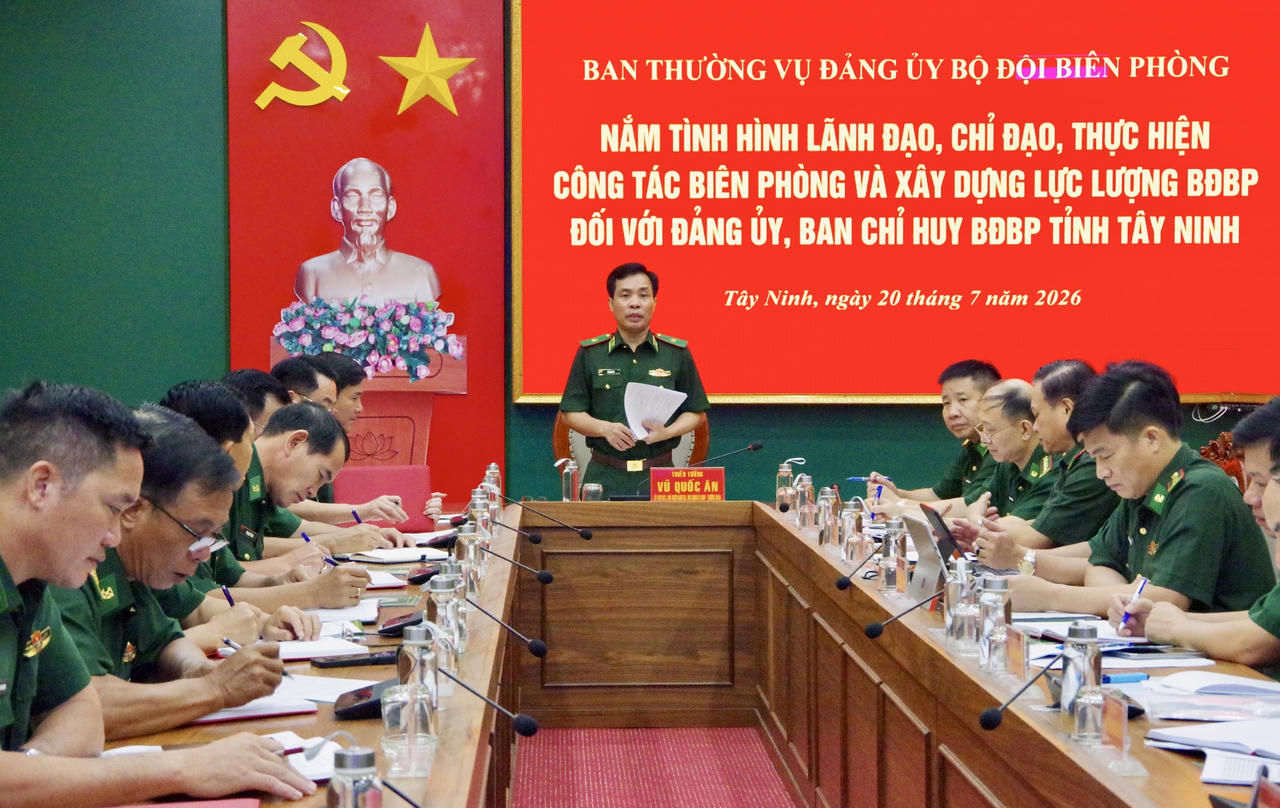 Thiếu tướng Vũ Quốc Ân quán triệt mục đích, yêu cầu nội dung cần nắm tình hình tại Đảng ủy, Ban Chỉ huy BĐBP tỉnh Tây Ninh. Ảnh: Đinh Quân