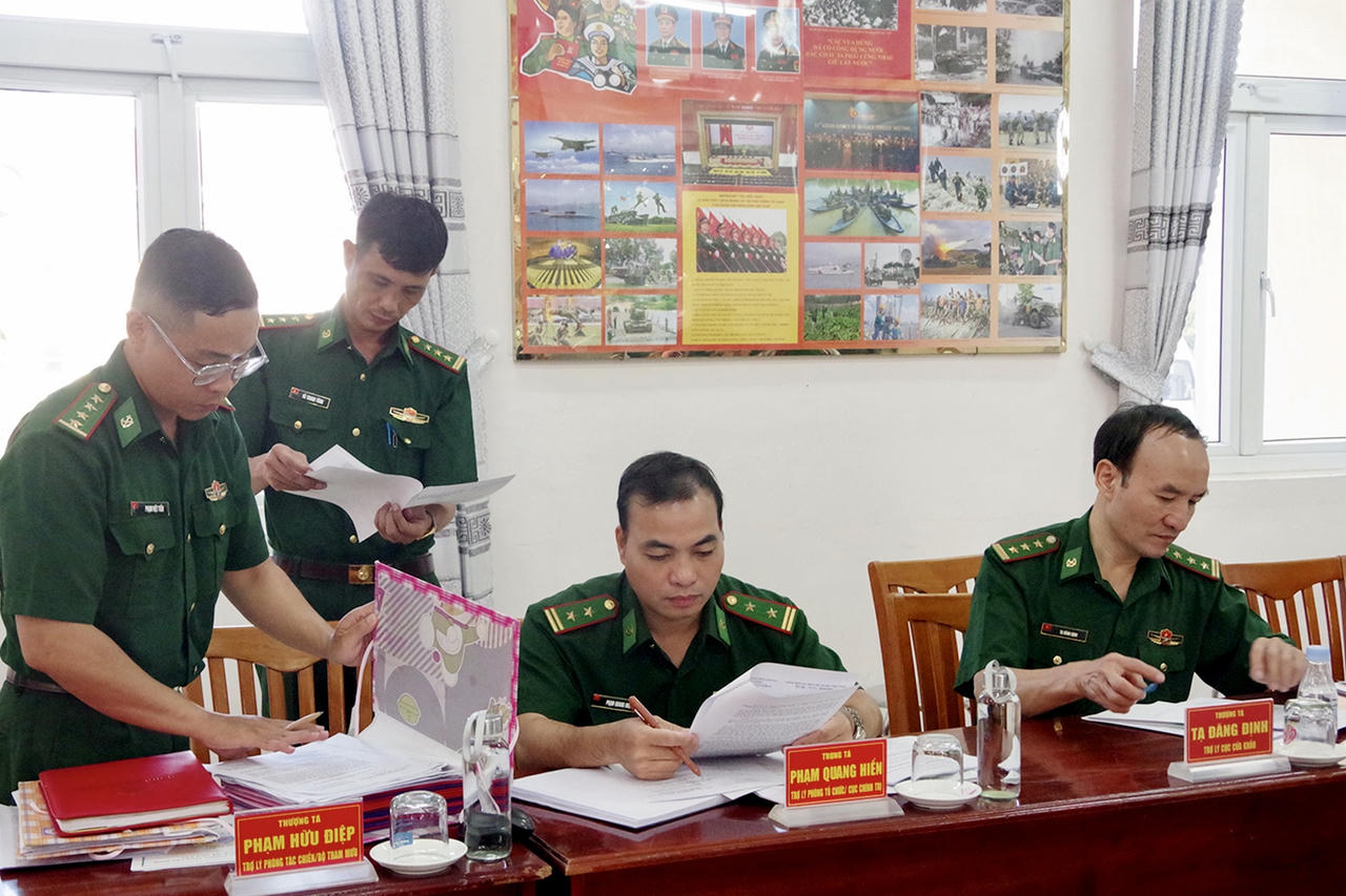 Các thành viên đoàn công tác nắm tình hình thông qua hồ sơ văn bản tại Đồn Biên phòng Cửa khẩu Mỹ Quý Tây. Ảnh: Đinh Quân