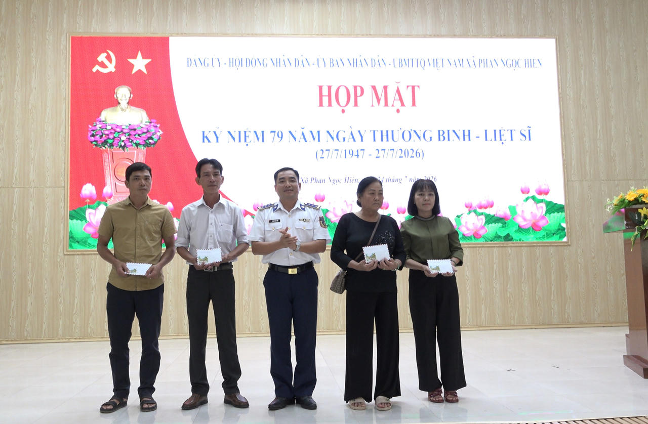 Thượng tá Trịnh Minh Hiển, Bí thư Đảng ủy, Chính ủy Hải đoàn tặng quà cho các gia đình chính sách, gia đình có công với cách mạng trên địa bàn. Ảnh: Văn Mẫn