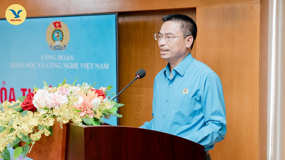 Ông Phạm Quang Hưởng - Phó Chủ tịch Thường trực Công đoàn KH&CN Việt Nam chúc mừng Lễ ký kết thỏa thuận hợp tác giữa hai đơn vị diễn ra thành công.