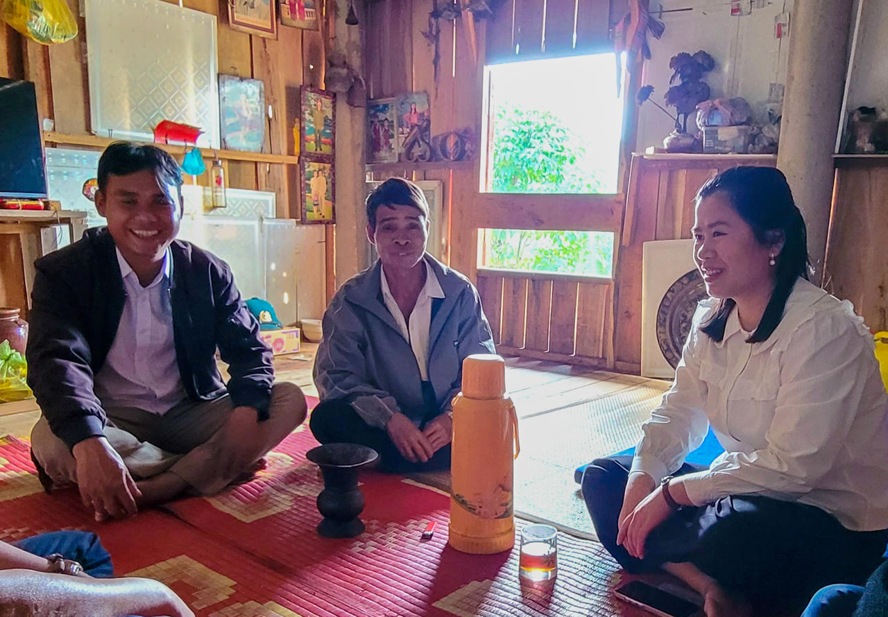 Điểm nổi bật ở Hướng Lập là đội ngũ cán bộ, đảng viên thường xuyên xuống tận thôn, bản đối thoại với nhân dân.