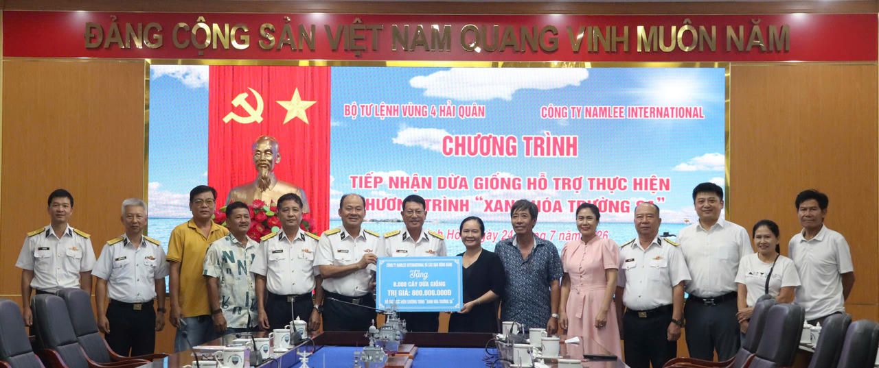 BTL Vùng 4 Hải quân tiếp nhận 8.000 cây dừa của Công ty TNHH Namlee International trao tặng hưởng ứng Chương trình "Xanh hóa Trường Sa". Ảnh: Vùng 4 Hải quân