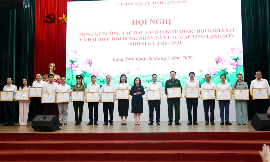 Văn phòng UBND tỉnh nhận Bằng khen của Chủ tịch UBND tỉnh vì có thành tích xuất sắc trong công tác bầu cử