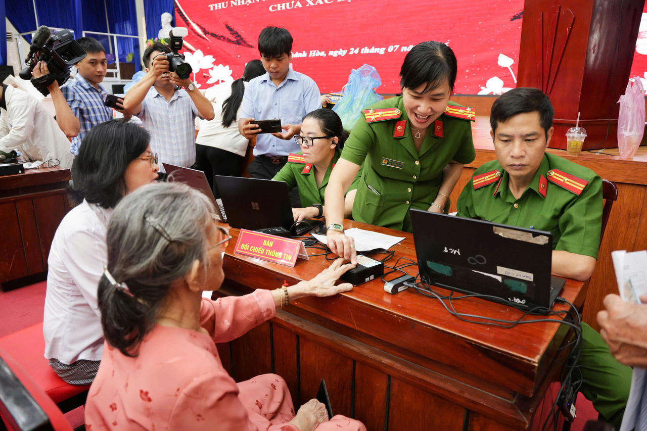 Thân nhân liệt sĩ thực hiện quy trình xác thực danh tính trước khi được lấy mẫu ADN. Ảnh: Lan Phương