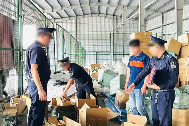 Lực lượng chức năng phát hiện các lô hàng có dấu hiệu xâm phạm quyền sở hữu trí tuệ (Ảnh: Cục Hải quan)