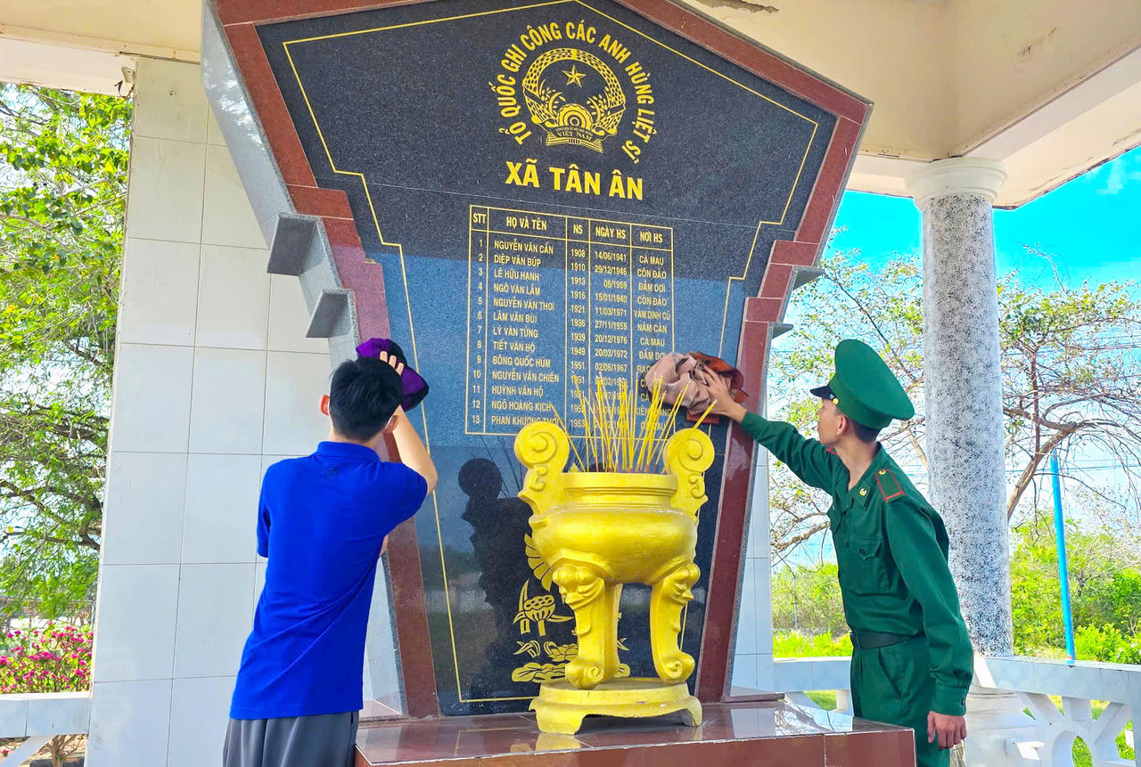 Cán bộ, chiến sĩ Đồn Biên phòng Rạch Gốc phối hợp đoàn viên, thanh niên địa phương vệ sinh, chỉnh trang khu tưởng niệm các Anh hùng liệt sĩ xã Tân Ân - Ảnh: Tá Yên.