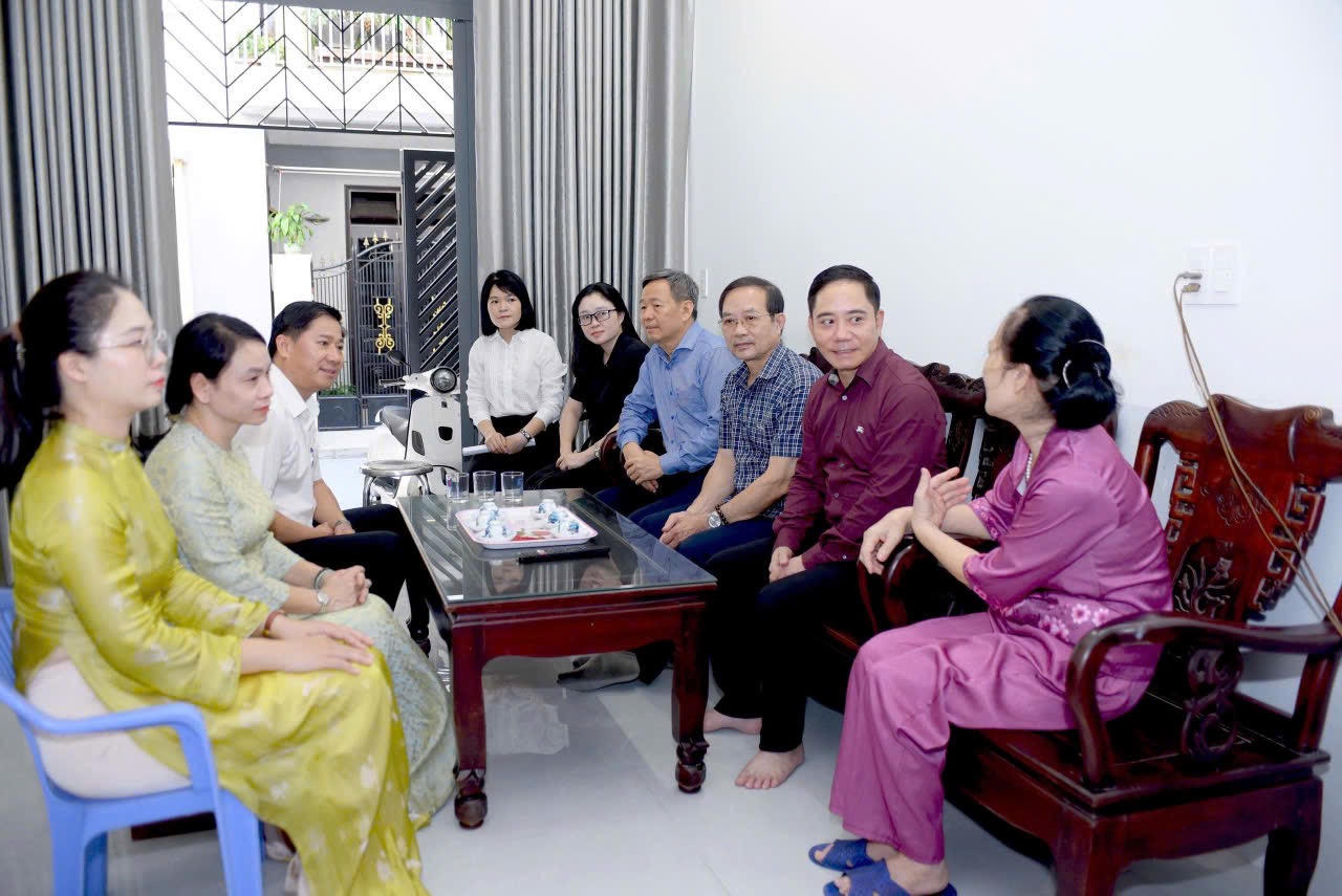 Ông Cao Hoàng Sơn, Vụ trưởng Vụ Địa phương II, Ban Tổ chức Trung ương (áo đỏ) cùng đoàn công tác thăm gia đình Liệt sĩ Nguyễn Văn Thân. Ảnh: Hữu Phú