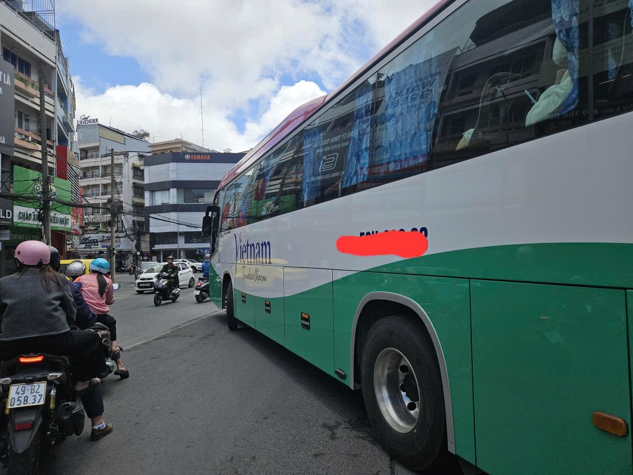 Ô tô khách khó khăn khi di chuyển vào trung tâm Đà Lạt. Ảnh. T.Ninh