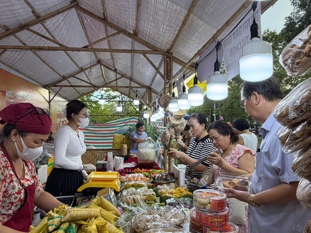 Người dân và du khách thưởng thức các món ăn tại chương trình. (Ảnh: Thùy Nhung).