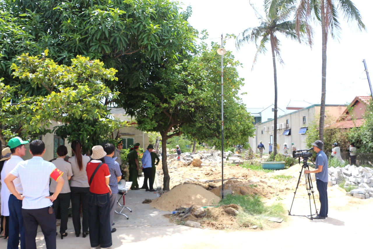 Quang cảnh buổi cưỡng chế thi hành bản án (Ảnh M.P).