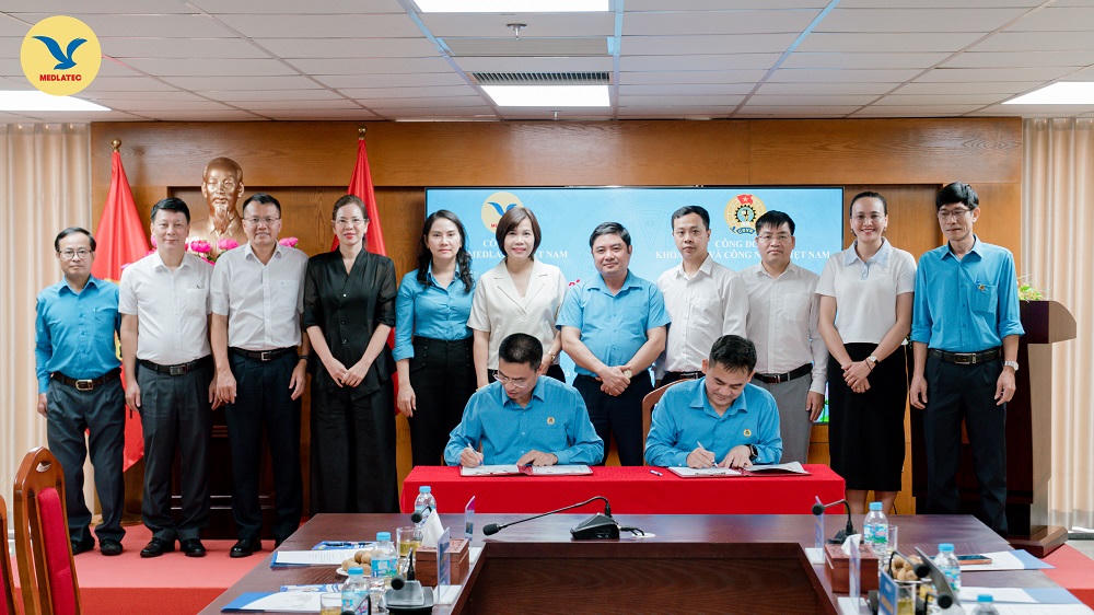Đại diện lãnh đạo hai đơn vị thực hiện nghi thức ký kết Thỏa thuận bổ sung hợp tác số 01.