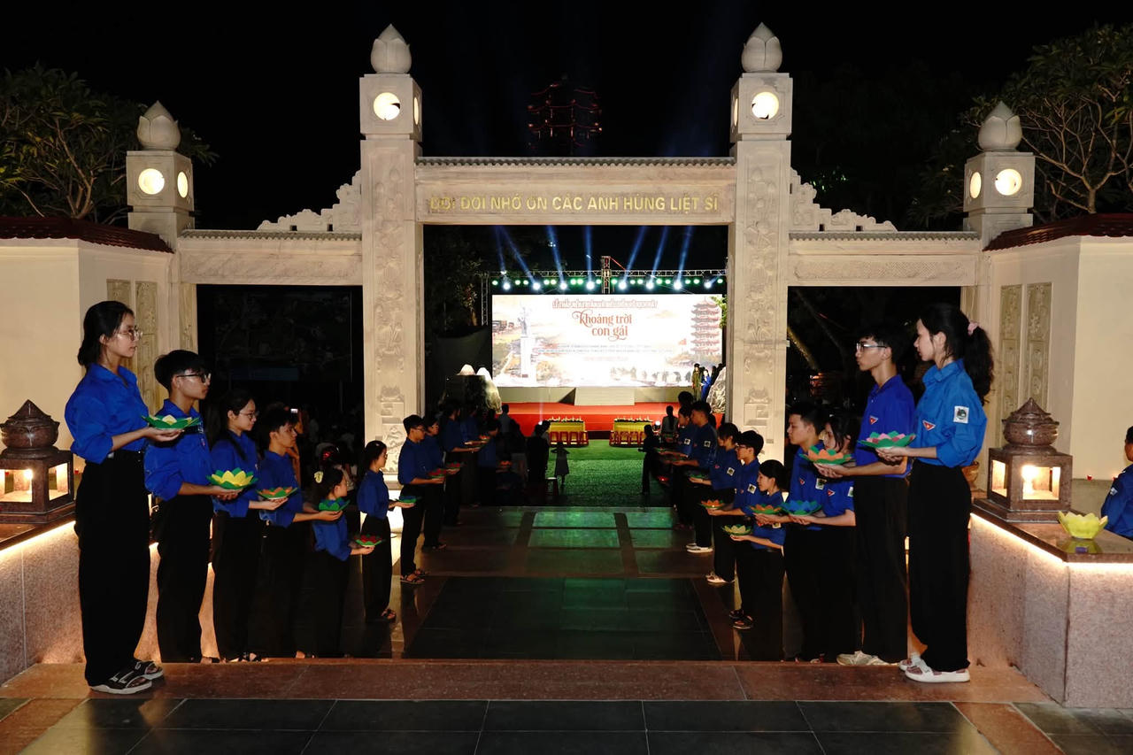 Lễ thắp nến tri ân là dịp tưởng nhớ, bày tỏ lòng biết ơn đối với các anh hùng liệt sĩ.  Ảnh: Tỉnh đoàn HT