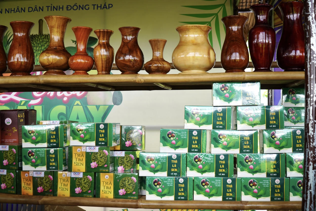 Nhiều sản phẩm OCOP chế biến từ sen như sen lụa, trà tim sen... Ảnh: Kim Ngân