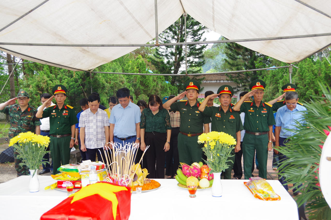 Lễ truy điệu, an táng hài cốt liệt sĩ Nguyễn Đức Vui tại Nghĩa trang Liệt sĩ Phục Hòa. (Ảnh: Phương Quyền)
