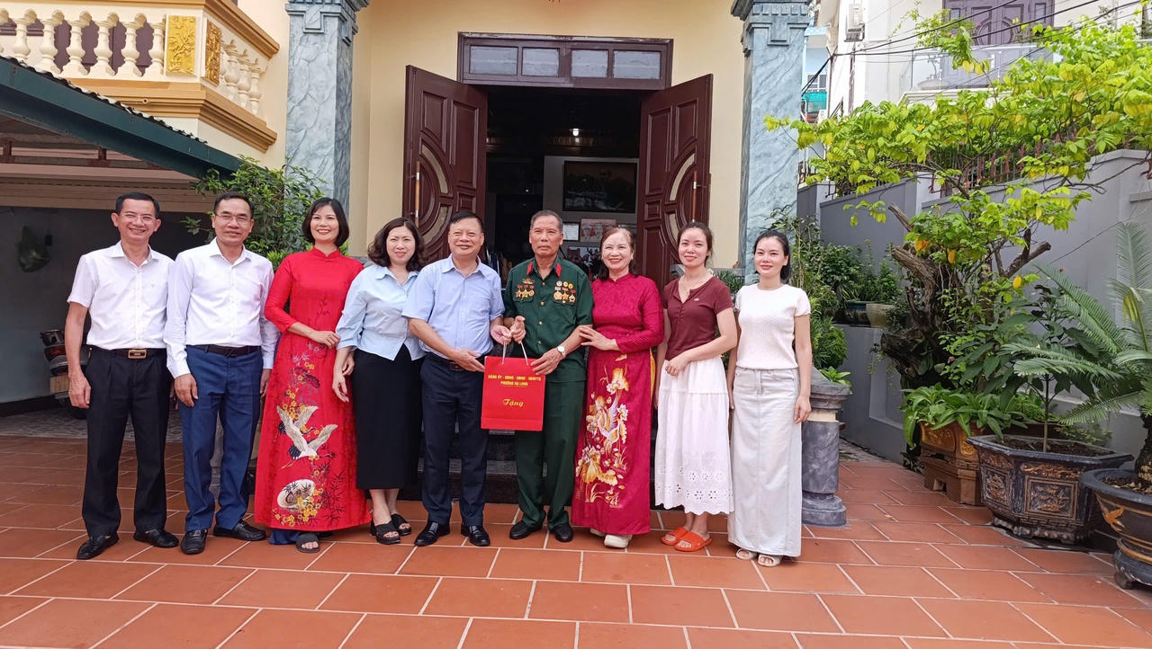 Thứ trưởng Bộ Nội vụ thăm, tặng quà người có công tại Quảng Ninh