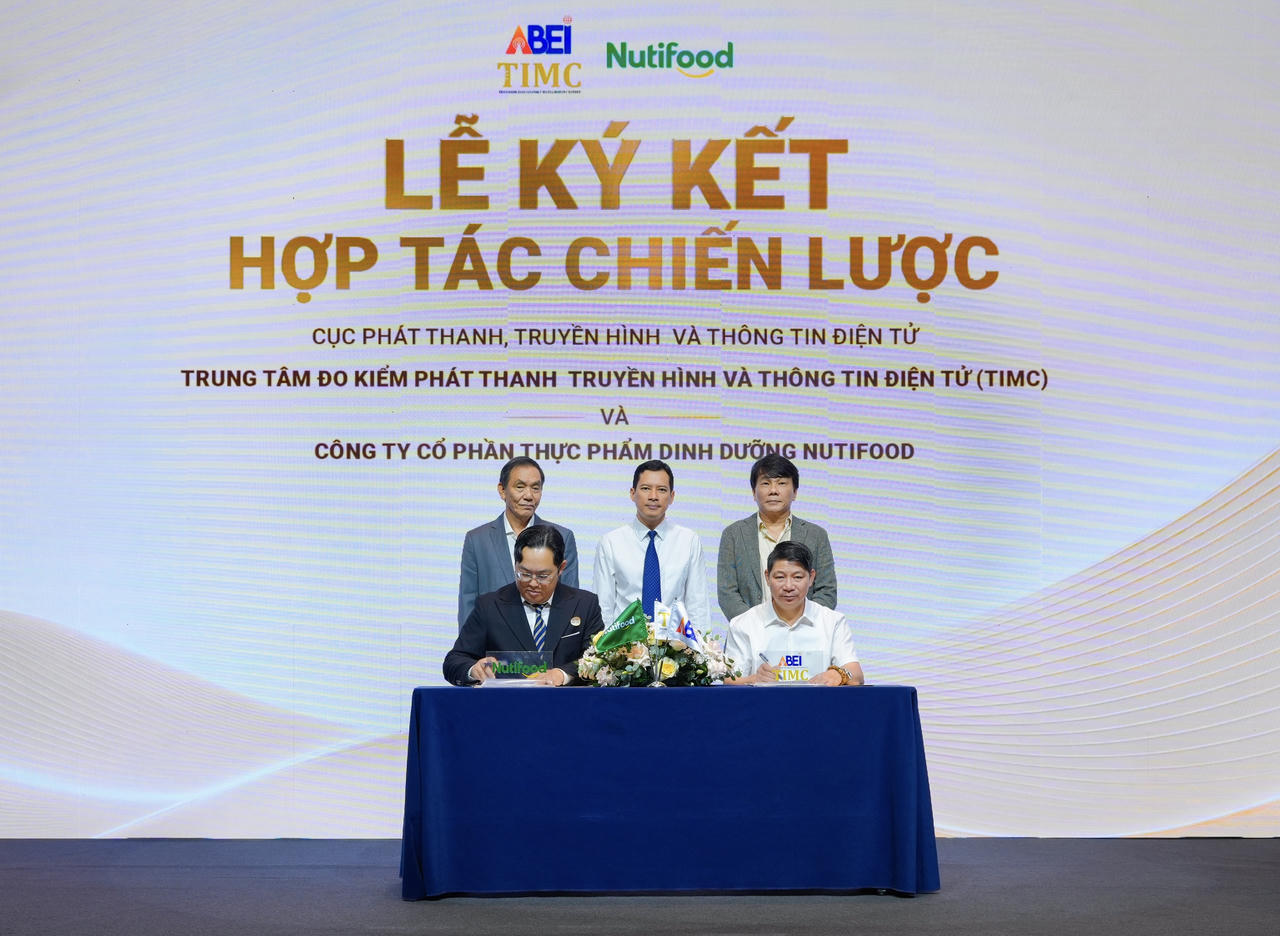 Đại diện hai bên tại buổi lễ ký kết hợp tác.