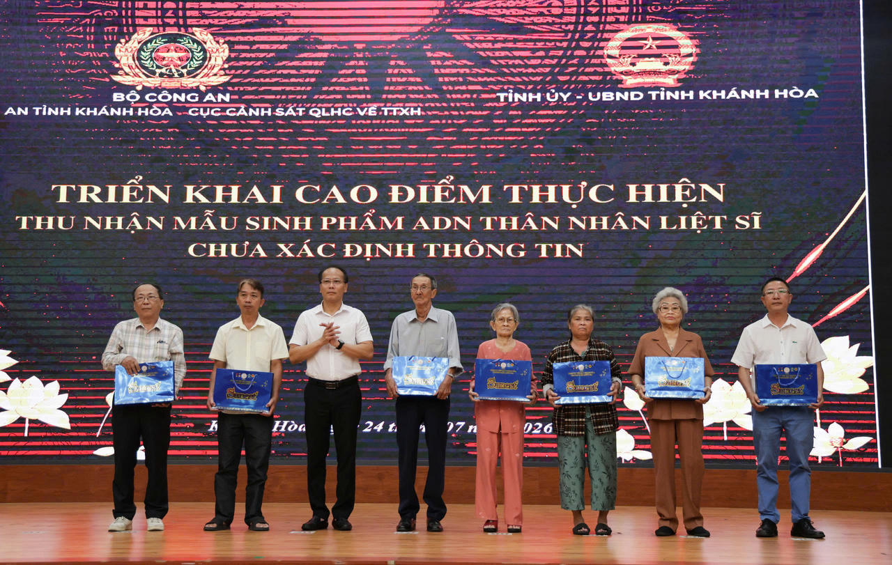​Cũng tại buổi lễ,&nbsp;tỉnh Khánh Hòa đã trao tặng 20 phần quà tri ân cho các gia đình chính sách tiêu biểu trên địa bàn các phường khu vực Nha Trang. Ảnh: Lan Phương