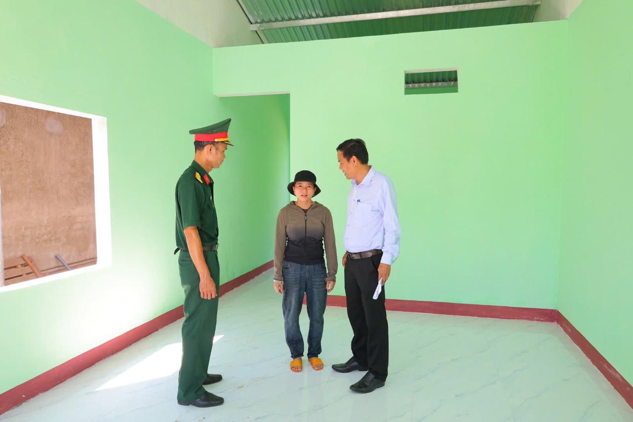 Với quyết tâm của cả hệ thống chính trị cùng sự chung sức của cộng đồng, Quảng Ngãi đang từng bước hiện thực hóa mục tiêu hoàn thành chương trình xóa nhà tạm, nhà dột nát góp phần mang đến những mái ấm bền vững và vun đắp niềm tin cho các gia đình chính sách (ảnh Vân Anh)