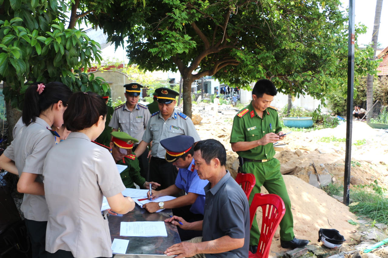 Đại diện các bên ký biên bản bàn giao tài sản sau khi hoàn tất cưỡng chế thi hành án. (Ảnh M.P).