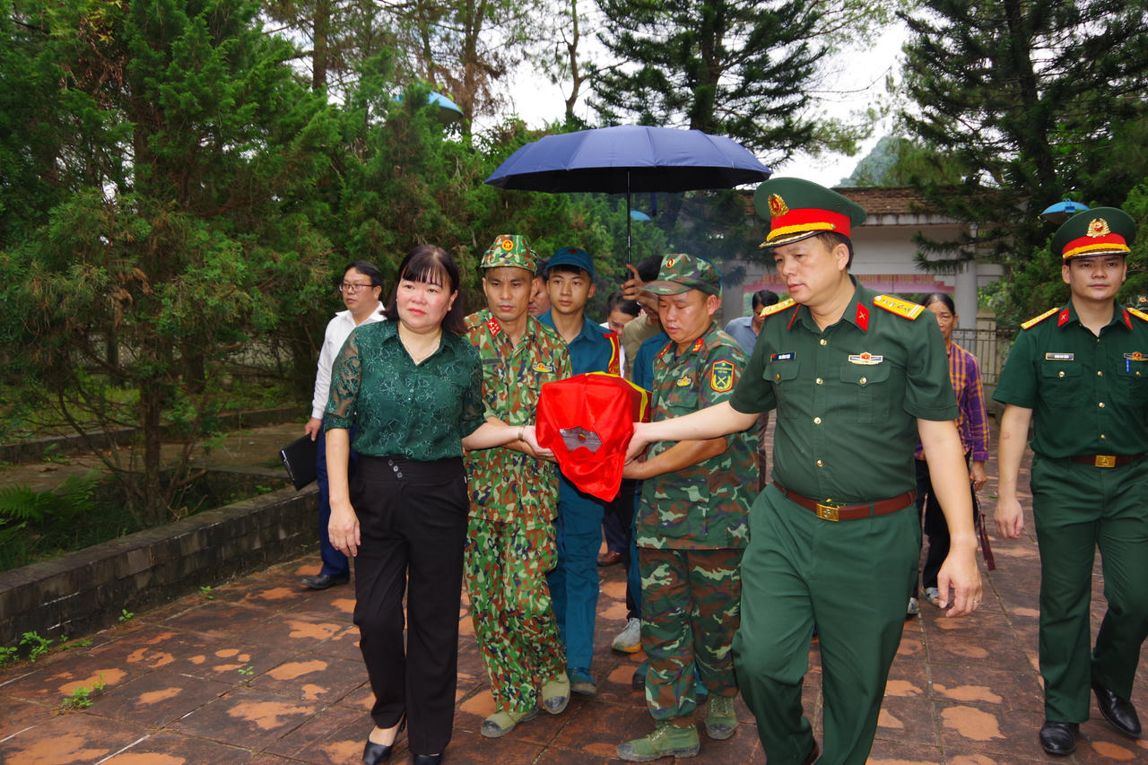 Cất bốc hài cốt liệt sĩ từ xóm Pác Bó về Nghĩa trang Liệt sĩ Phục Hòa (Cao Bằng)
