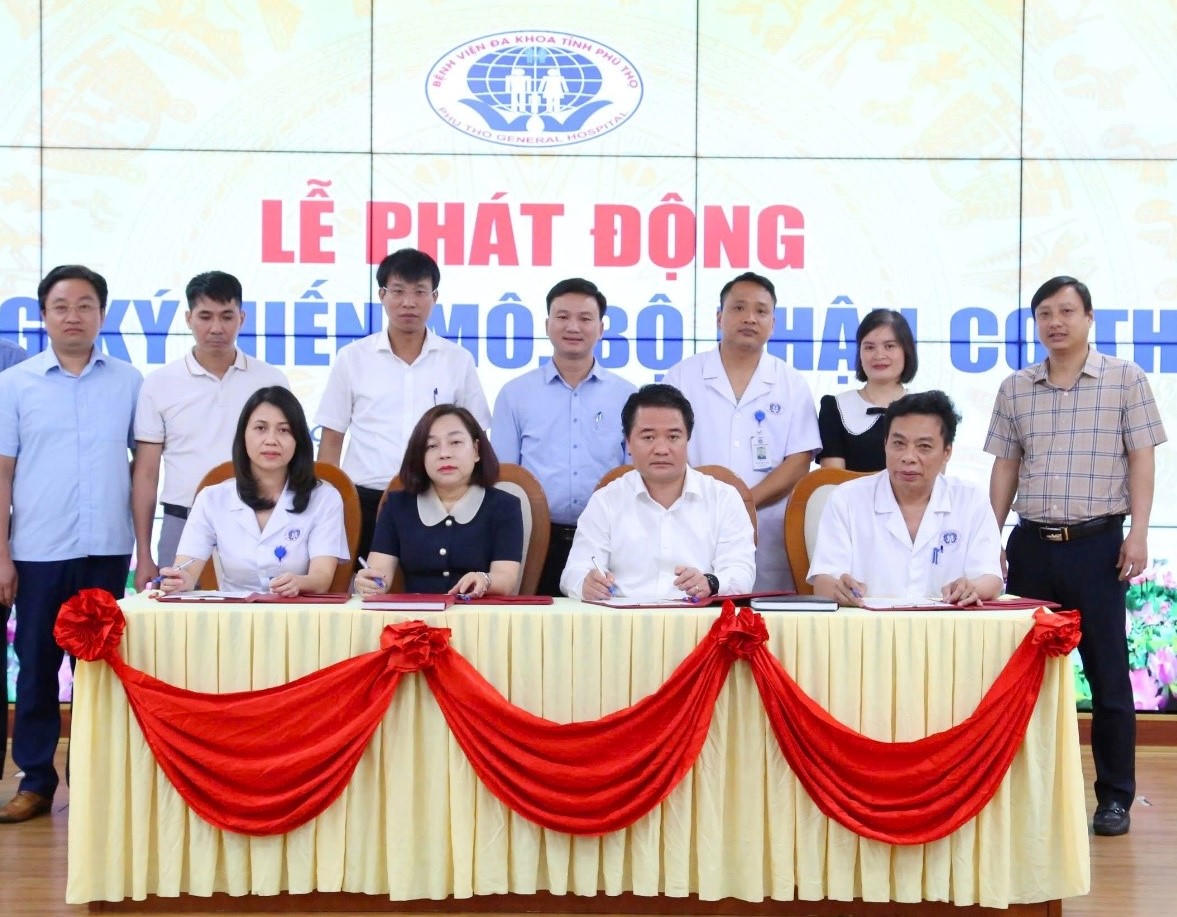 Ban Giám đốc Bệnh viện Đa khoa tỉnh Phú Thọ đăng ký hiến tặng mô, tạng. (Ảnh: ĐVCC)