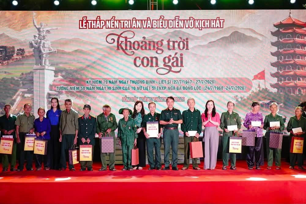 Ban Tổ chức trao tặng 30 suất quà cho các thương binh, bệnh binh, thân nhân liệt sĩ, người có công và gia đình chính sách. Ảnh: Tỉnh đoàn HT