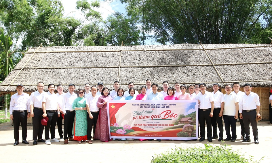 Đoàn công tác Văn phòng UBND tỉnh chụp ảnh lưu niệm tại Khu Di tích Kim Liên (tỉnh Nghệ An)
