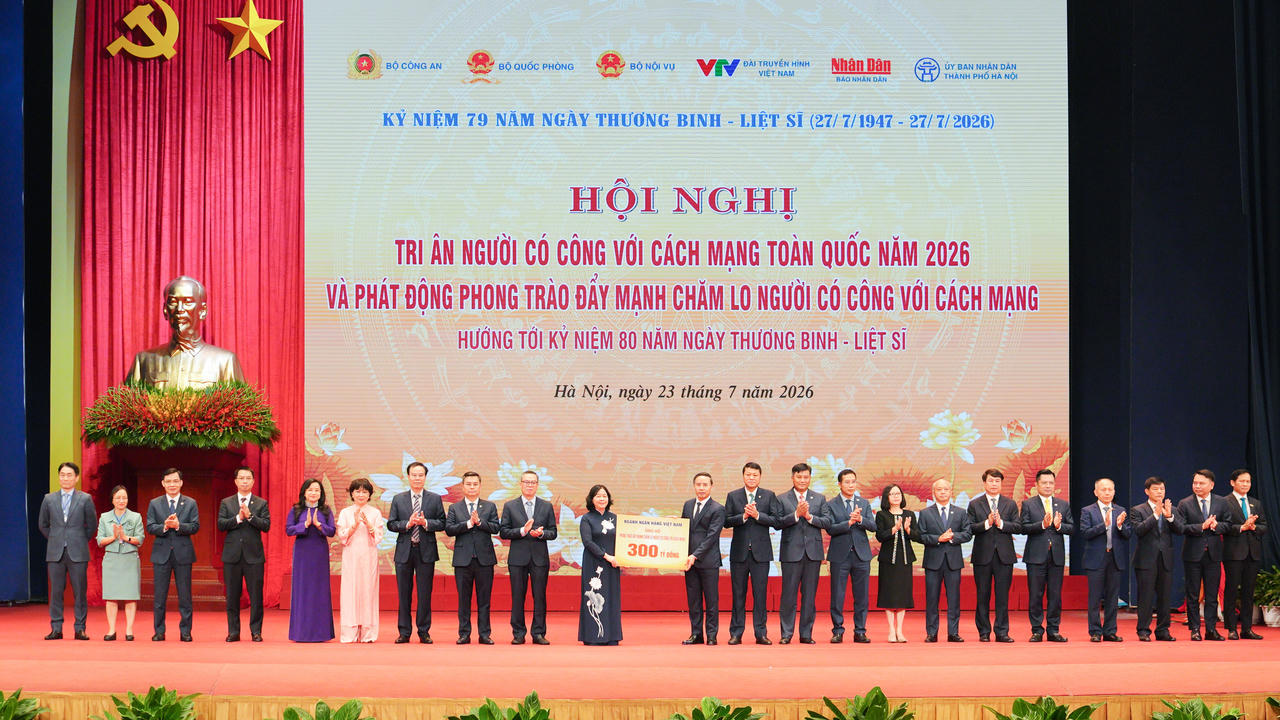 Thống đốc NHNN Việt Nam Phạm Đức Ấn cùng đại diện các ngân hàng thương mại, trong đó có ông Bùi Thái Hà - Phó Chủ tịch HĐQT LPBank (thứ năm từ phải sang), trao biểu trưng hưởng ứng phong trào với tổng kinh phí 300 tỷ đồng