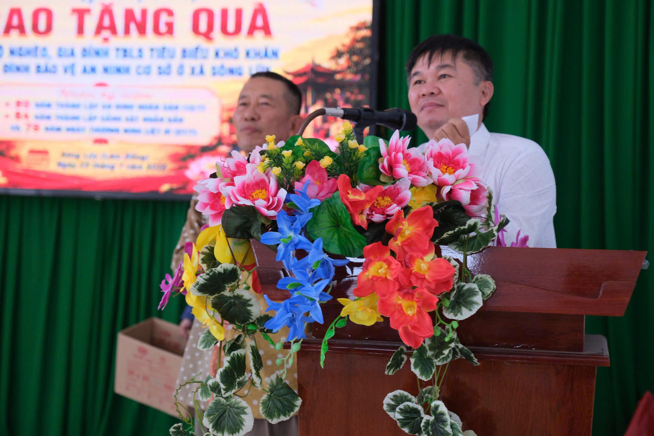 Ông Nguyễn Hữu Lâm - Chủ tịch HTT Hiệp Thông TP HCM phát biểu tại buổi trao quà từ thiện. (Ảnh: Thiên Ấn)